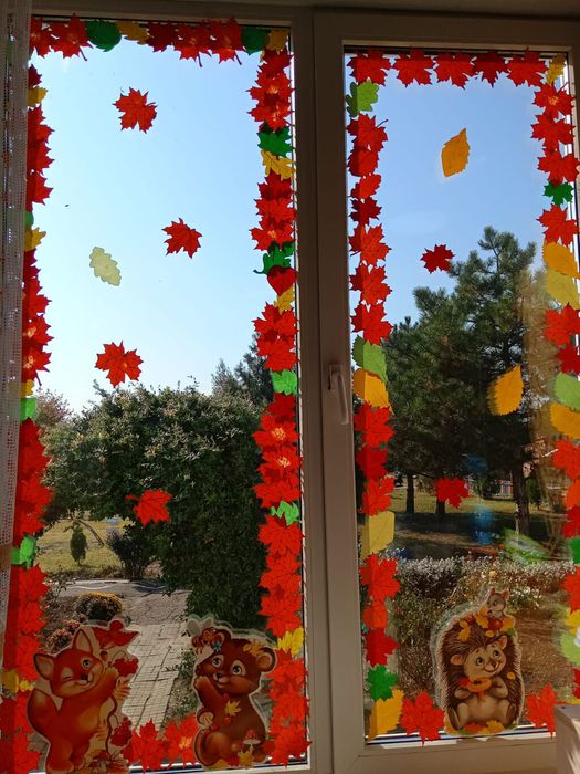 украшение окна осенними листьями
